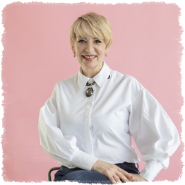 Я-счастливый представитель парикмахерской профессии, деятель Парикмахерского искусства, дизайнер ваших волос. Волосы — это целая наука, и ещё, это очень красиво! В профессии 18 лет. Образование академическое -«Эстель» и «Шварцкопф», Санкт-Петербург.