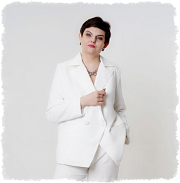 Елена Денисова.  г. Курск. Персональный Стилист. Сертифицированный эксперт в области Стилистики и Имиджа. Член ассоциации Стилистов России.  Придерживаюсь принципа, что внутреннее должно быть в гармонии с внешним. А одежда — это самое простое средство произвести нужное впечатление.  Но иногда бывает трудно разобраться самостоятельно во всех трендах и моде. И лучше обратиться к специалисту, который поможет найти ваш индивидуальный стиль.   • Это сэкономит ваше время и деньги в поисках индивидуального стиля и формирования функционального гардероба.  • Вам больше не придется бесцельно бродить по магазинам, примеряя множество вещей, сомневаться в том, точно ли вам подходит тот или иной фасон, цвет, размер, текстура.  • И даже отвечать на ужасный вопрос: «С чем это носить?» вам не придется.  • Из вашего шкафа исчезнут спонтанные покупки и вещи, которые не принесут пользы и не будут отвечать вашим задачам   Стиль — это способ рассказать о себе, не говоря ничего. 